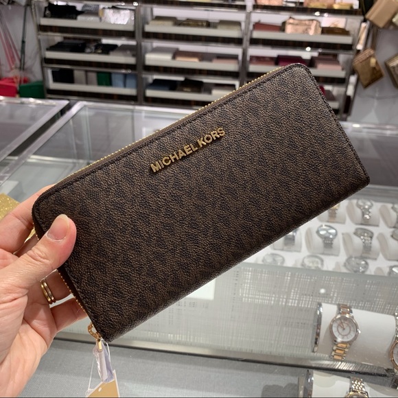MICHAEL KORS GIFTABLES IN BOX LG WALLET - Picture 3 of 7